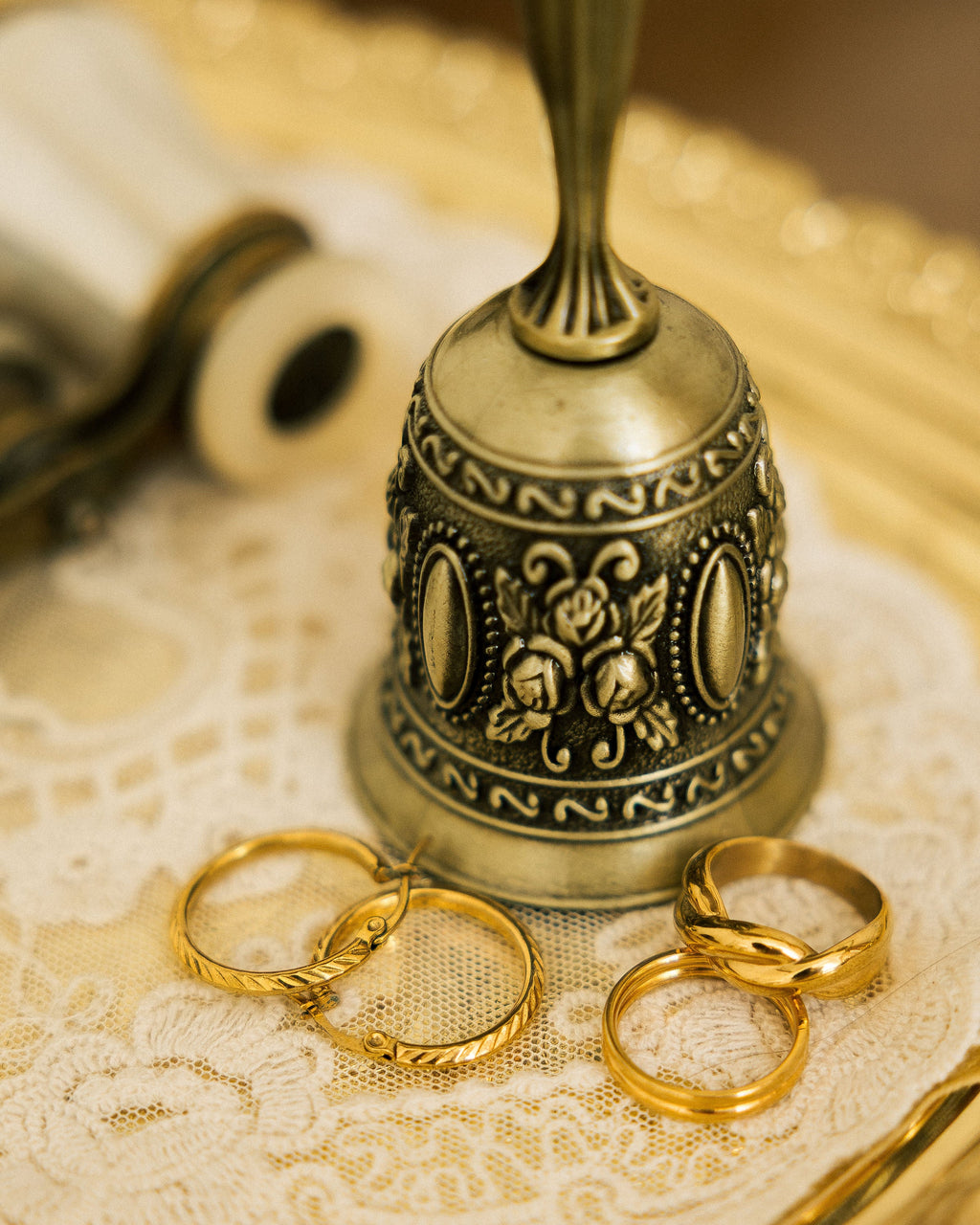 Twisted gold-plated ring with vintage bell and lace